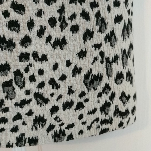 Ann Taylor LOFT snow leopard skirt petite - Picture 3 of 5